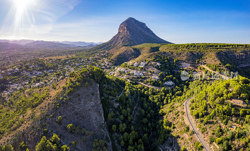 Javea Xabia Montgo山在阳光明媚的天空在西班牙阿利坎特